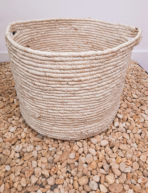 Cesta em fibra natural