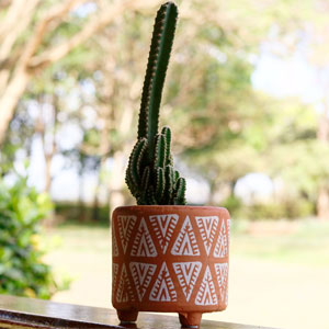 Vaso de barro com pézinho – arte indian