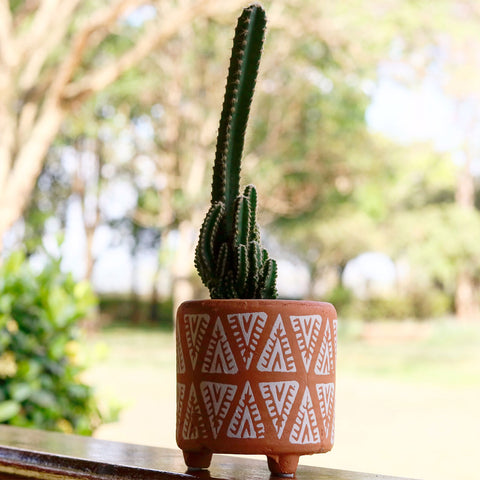 Vaso de barro com pézinho - arte indian
